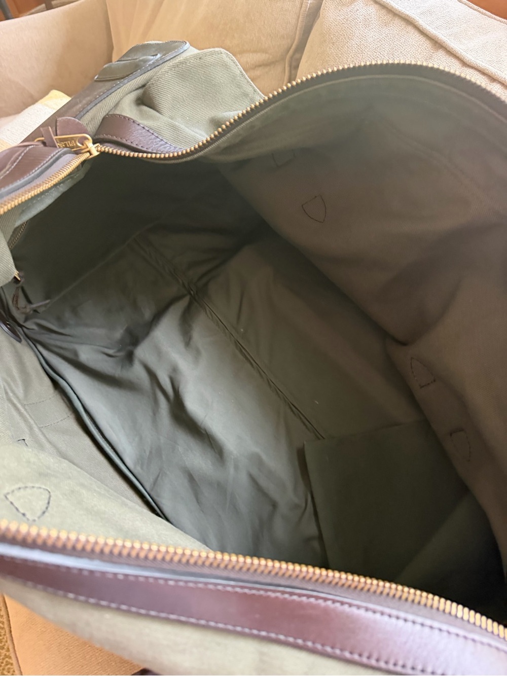Filson Olive Green Men's Travel rolling Duffel Bag with Leather Straps - Picture 8 of 8